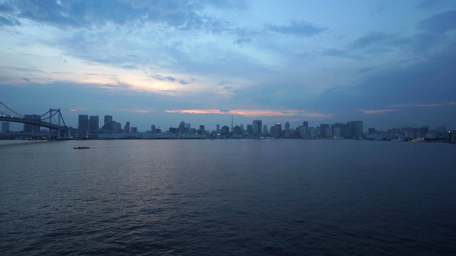 東京湾の夕景　湾岸エリアを一望（インターバル撮影）
