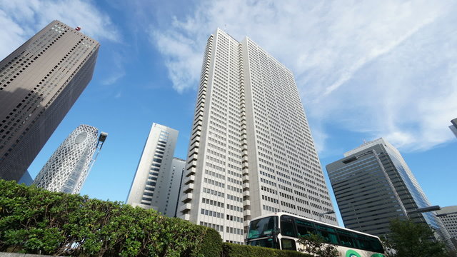 新宿高層ビル街を見上げる（インターバル撮影）