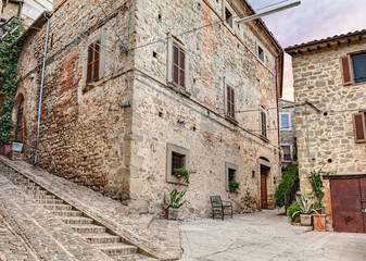 Fototapeta na wymiar ancient small square in Italy