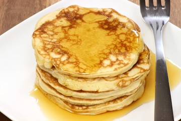 Pancakes mit Ahornsirup