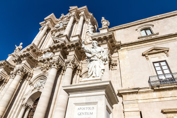 Fototapeta na wymiar Katedra (Duomo) z Ortigia w Syracuse, Sycylia, Włochy