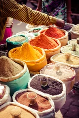Crédence de cuisine en verre imprimé Inde Épices traditionnelles et fruits secs dans le bazar local en Inde.