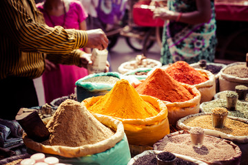 Traditionelle Gewürze und Trockenfrüchte im lokalen Basar in Indien.