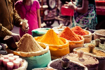 Crédence en verre imprimé Maroc Épices traditionnelles et fruits secs dans le bazar local en Inde.