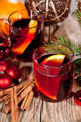 heisser aromatischer glühwein punsch mit orangen und zimt