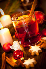 heisser aromatischer glühwein punsch mit orangen und zimt