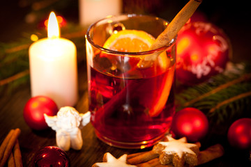 heisser aromatischer glühwein punsch mit orangen und zimt