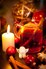 heisser aromatischer glühwein punsch mit orangen und zimt