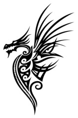 Fantasy Drache im Tattoo und Tribal Style mit großen Flügeln.