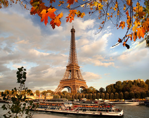Naklejka na ściany i meble Eiffel Tower with autumn leaves in Paris, France