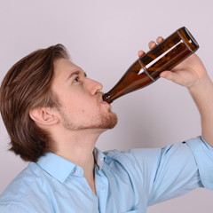 mann trinkt bier aus der flasche