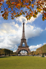 Fototapeta na wymiar Famous Arc de Triomphe in autumn, Paris, France
