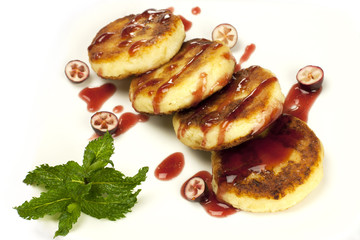 Cheese pancakes with syrup