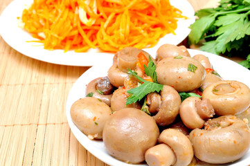 Obraz na płótnie Canvas mushrooms and carrots in Korean with squid