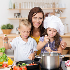 kinder kochen nudeln mit gemüse