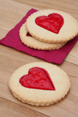 biscotti con cuore di marmellata