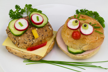 zwei lustig belegte Brötchen