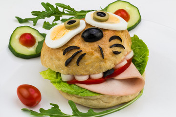 lustig dekoriertes Brötchen