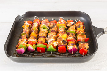 Hähnchenspieße in Pfanne