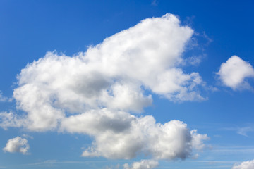 Wolken vor blauem Himmel