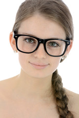 Teenager mit großer Hornbrille