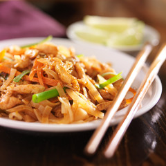 pad thai with chicken dish
