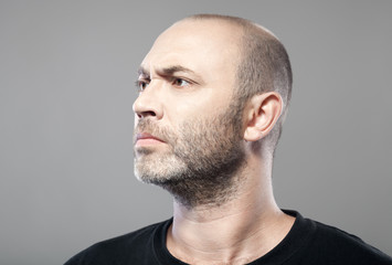 Obraz premium man look into the distance isolated on gray background