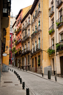 narrow street in Madrid
