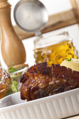 Bayerischer Schweinbraten mit Knödel