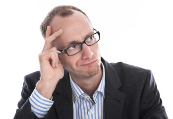 Skeptischer Manager in Anzug, Hemd und Brille