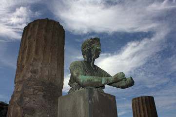 Pompei - Statue in the Apollo temple