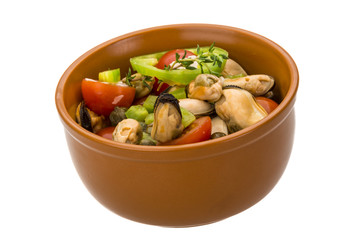 Salad with mussels and tomato