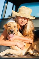 Junge Frau mit Labrador