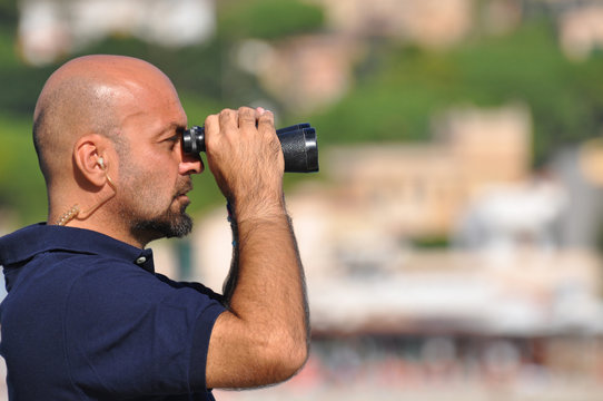 uomo con binocolo