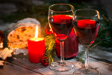 Rotwein und weihnachtliches Gebäck bei Kerzenschein