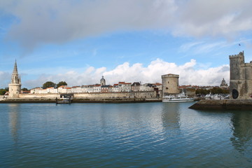 Fototapeta na wymiar Towers of La Rochelle