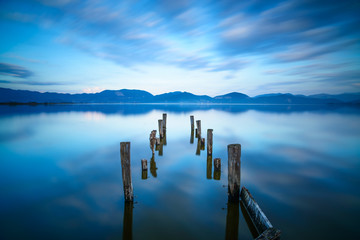 Panele Szklane  Drewniane molo lub molo pozostaje na jeziorze. Versilia Toskania, Włochy
