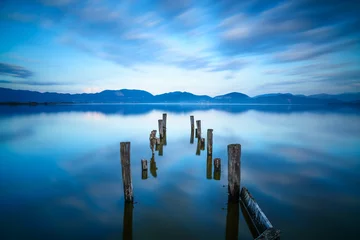 Foto op Plexiglas Houten pier of steiger blijft op het meer. Versilia Toscane, Italië © stevanzz