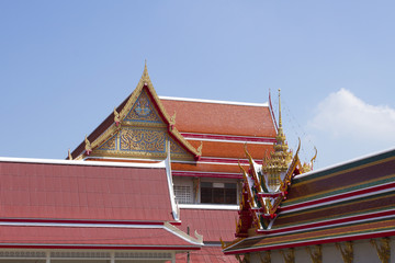 Fototapeta na wymiar roof temple in thailand with blue sky background