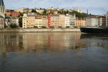 Fototapeta na wymiar Vues de Lyon entre Rhône et Saône.