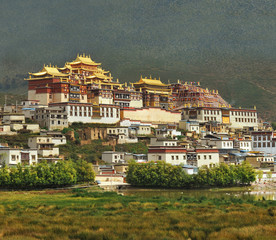 Fototapeta premium Tibetan monastery in China during sunset