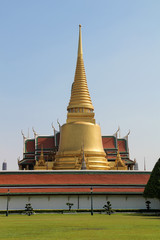Fototapeta premium Phra Sri Ratana Chedi in Grand Palace in Bangkok