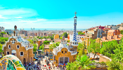 Obraz premium Słynny letni park Guell nad błękitnym niebem w Barcelonie
