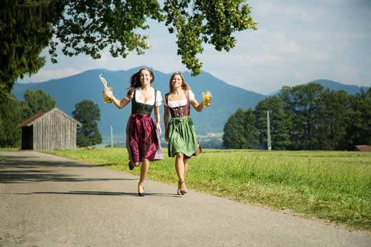 h&uuml;bsche Frauen beim Wandern