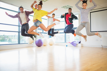 Obraz premium Fit people jumping in exercise room