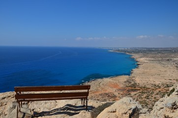 Fototapeta na wymiar Samotna stanowisku na Cyprze klifie