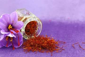 Foto auf Acrylglas Getrocknetes Safrangewürz und Safranblume © viperagp