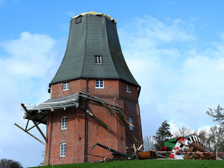 Zerstörte Windmühle vom Sturm 2013