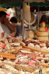 Embutidos a la venta en un mercado callejero de la localidad labortana de Espelette, Francia