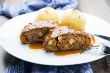 Th&uuml;ringer Kl&ouml;&szlig;e mit Seitan-Nuss-Rollbraten